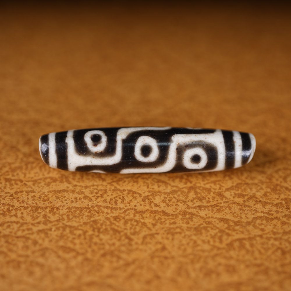 Dzi beads Tibet - authentic Tibetan agate beads with traditional eye patterns