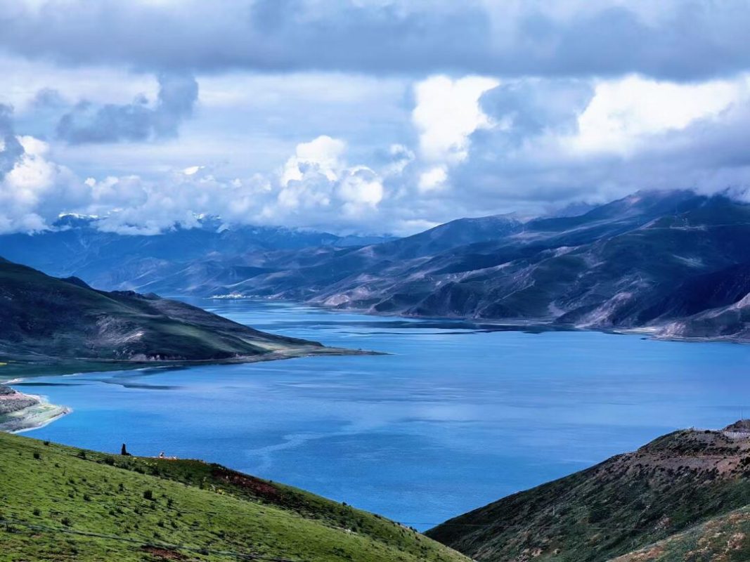 yamdrok lake